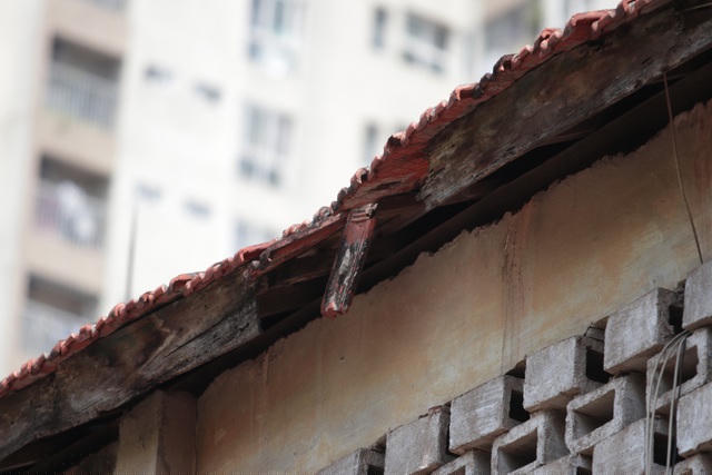 Một viên ngói trên mái nhà A không biết sẽ rơi lúc nào.