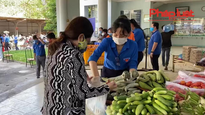 Người dân được tư vấn mà mua hàng.