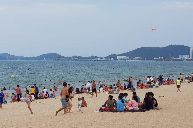 Ngoài du khách quốc tế thì cũng có một lượng lớn người dân địa phương đổ ra bãi biển vì nắng nóng