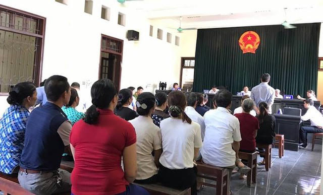 Đông đảo người dân có mặt tại TAND tỉnh Lào Cai từ sớm để tham dự phiên toà Chủ tịch tỉnh Lào Cai và Chủ tịch TP Lào Cai bị kiện ngày 22/8/2017.