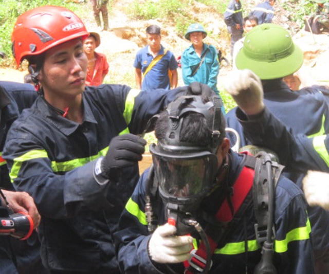 Phương án phá các tảng đá mở rộng cửa hang để lực lượng cứu hộ đeo mặt nạ phòng độc tiếp cận đáy hang đã mang lại hiệu quả khi đưa được nạn nhân cuối cùng ra khỏi hang vào 17h40 chiều nay.