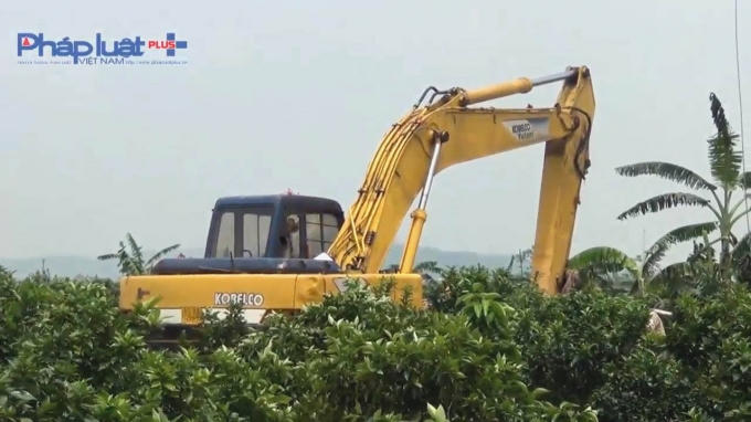 Ngay sáng ngày 23/4, khi Phapluatplus.vn có mặt tại hiện trường vụ đổ 2 cột điện 500Kv chiếc máy xúc mang nhãn hiệu Kobelco đang dừng hoạt động.