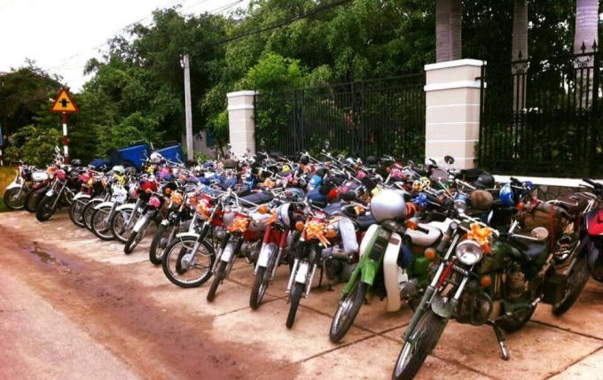 Dàn xe Honda 67 rước dâu.