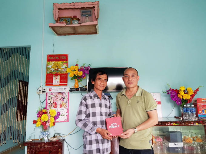 Tổng Thư ký tòa soạn Pháp luật Plus Phạm Quốc Cường trao quà tặng tới ông Huỳnh Văn Nén.