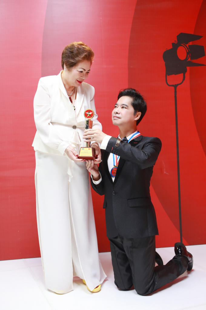 Danh ca Ngọc Sơn quỳ gối dâng tặng mẹ danh hiệu vô cùng ý nghĩa.