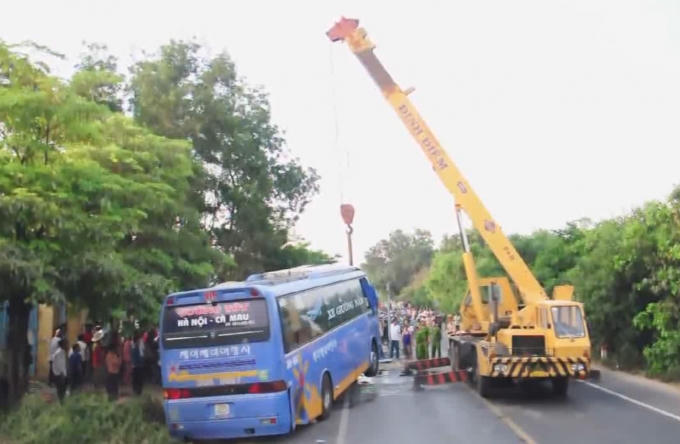 Lực lượng chức năng tiến hành giải tỏa hiện trường.