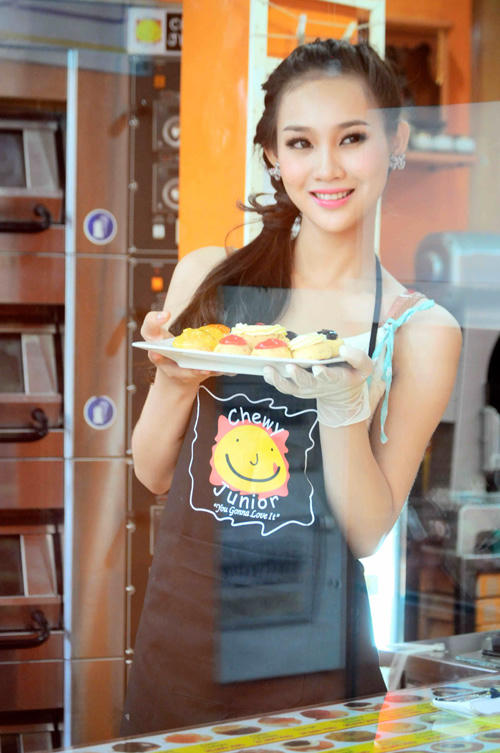 Chiếc bánh ngon đã thành hình sau mấy phút Thanh Trúc trổ tài nữ công gia chánh.