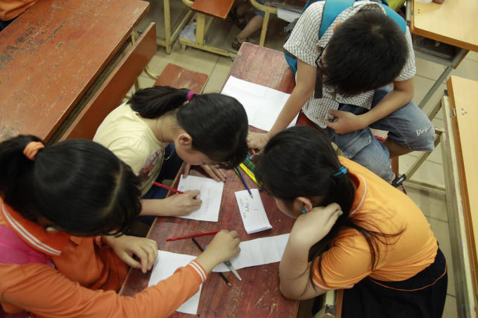 Ch&ugrave;m ảnh: Học sinh tiểu học tại H&agrave; Đ&ocirc;ng tự b&aacute;n v&eacute; để tổ chức