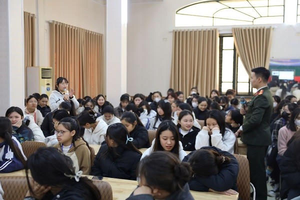 Sinh viên hưởng ứng buổi tuyên truyền pháp luật về an ninh mạng.