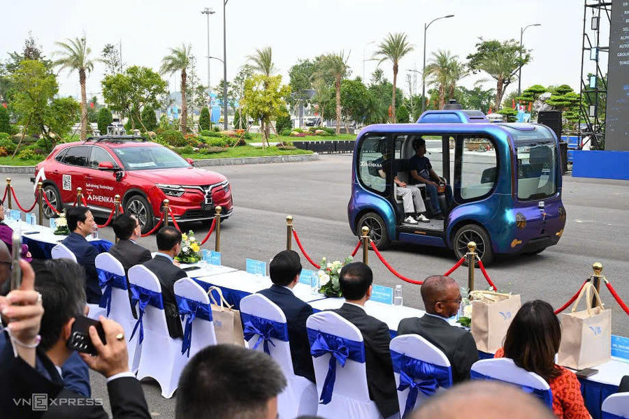 Trình diễn công nghệ ngoài trời trong khuôn khổ Tuần lễ Số Quốc tế Việt Nam 2025.