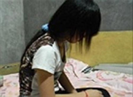 Một bé gái 11 tuổi khai báo em có quan hệ tình dục với nhiều thanh niên ở địa phương (Ảnh minh hoạ)