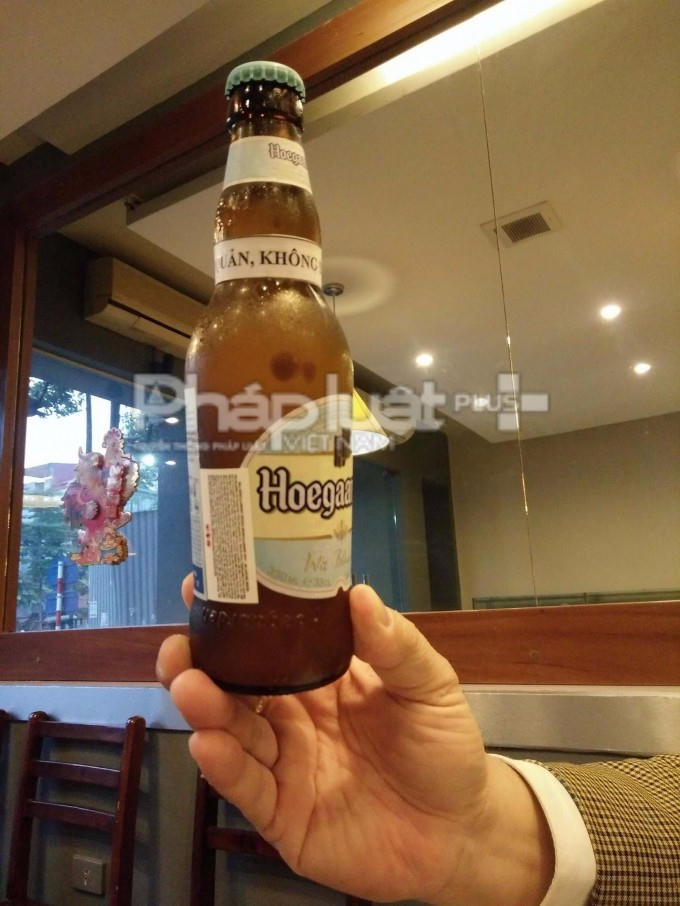 Những chai bia Hoegaarden dù được bảo quản trong tủ lạnh vẫn có nhiều dấu hiệu bất thường.