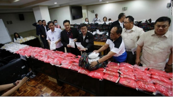 Cơ quan chức năng Philippines kiểm đếm số tang vật. (Ảnh CNN)