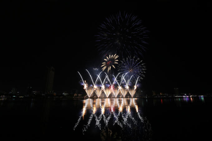 Chủ đề Nhịp cầu thời gian thể hiện qua "chuyến tàu tình bạn"