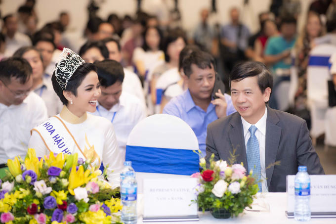 Hoa hậu H'hen Ni&ecirc; đội vương miện, khoe vẻ đẹp dịu d&agrave;ng trong t&agrave; &aacute;o d&agrave;i