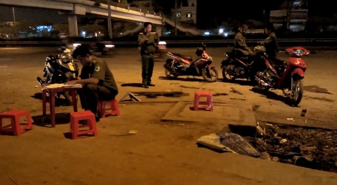 Lực lượng chức năng có mặt tại hiện trường giải quyết vụ việc.