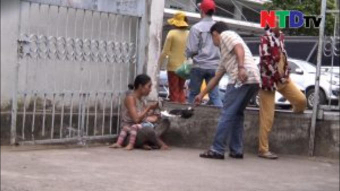Sau đó bế bé gái ra cổng bệnh viện xin tiền