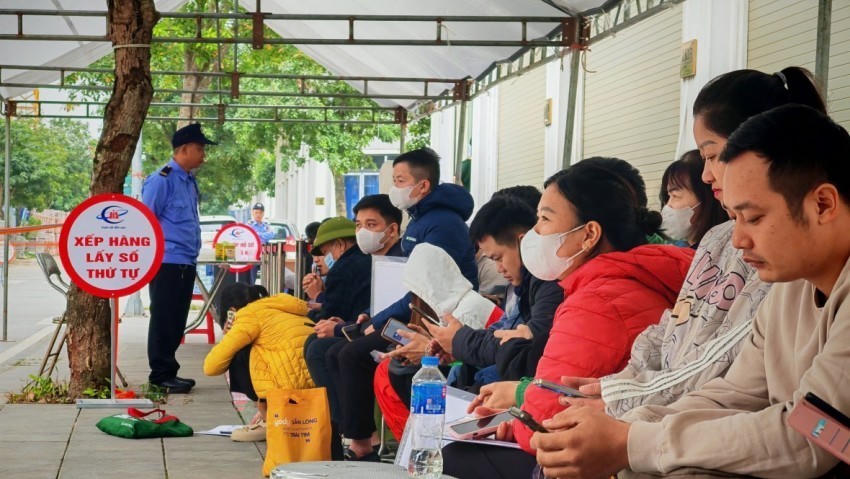 Người dân xếp hàng đăng ký nộp hồ sơ mua NƠXH trên địa bàn TP Hà Nội năm 2025.