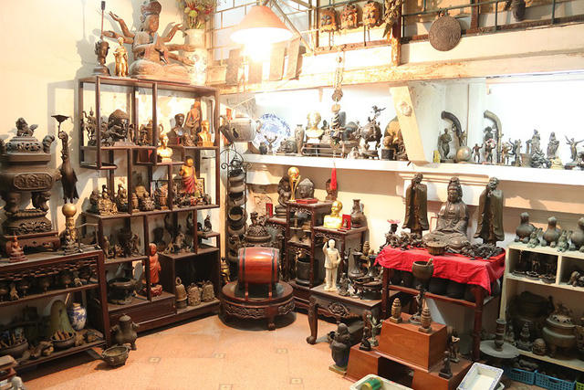 Căn nhà nhỏ của nghệ nhân đúc đồng nổi tiếng Lê Văn Khang (Hoàn Kiếm, Hà Nội) lưu giữ hàng trăm bức tượng bằng đồng lớn nhỏ khác nhau. Phần lớn tượng do chính tay nghệ nhân Lê Văn Khang đúc từ những ngày đầu theo nghiệp cho tới sau này.