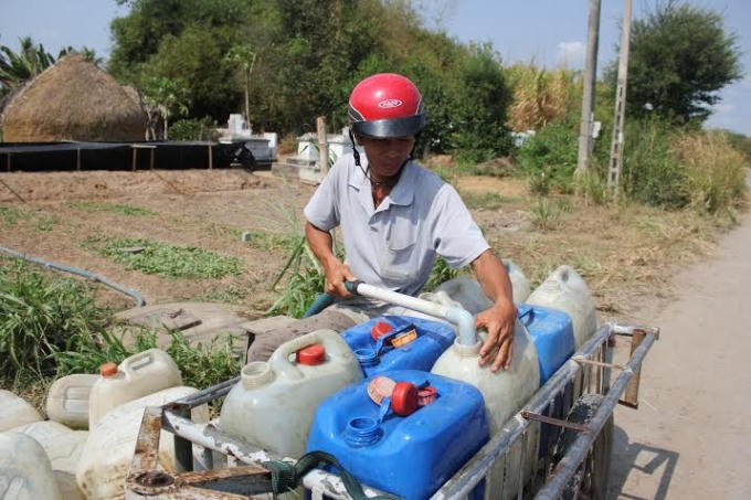 Xe chở nước ngọt tiếp nước cho người dân vùng hạn mặn.