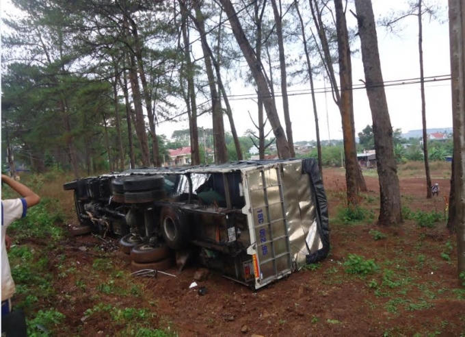 Chiếc xe bị húc văng xuống đường, lật ngửa.