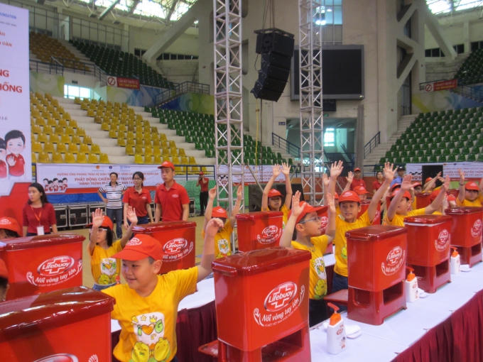 Các em học sinh thực hiện rửa tay sạch với xà phòng.