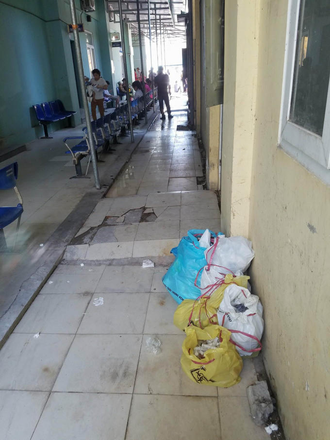 Túi rác thải, kim tiêm ngay tại hành lang.