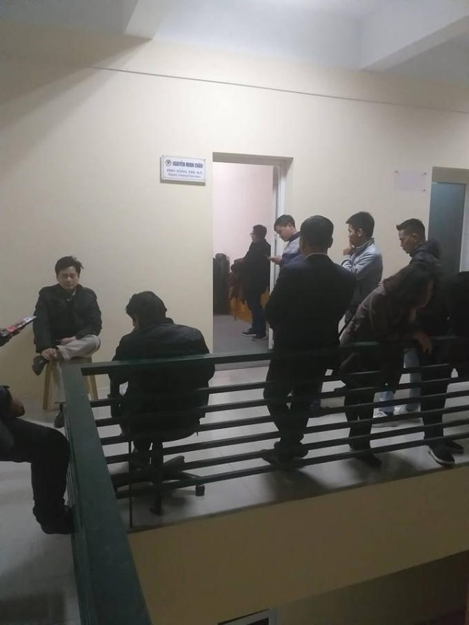 Phòng làm việc của ông Nguyễn Minh Châu- Phó tổng thư ký VFF có rất nhiều người hâm mộ tập trung để đề nghị được mua vé.