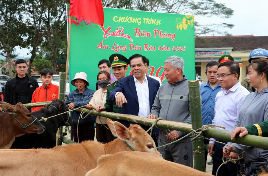 Chủ tịch UBND tỉnh Nghệ An trao mô hình sinh kế cho bà con xã Sơn Lâm.