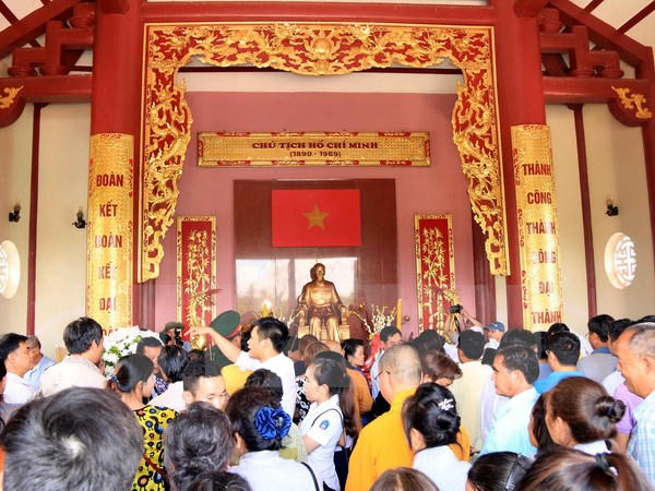 Rất đông bà con cộng đồng người Việt tại Lào đến dâng hương lên Bác nhân kỷ niệm 127 năm ngày sinh của Người. Ảnh: Phạm Kiên/TTXVN