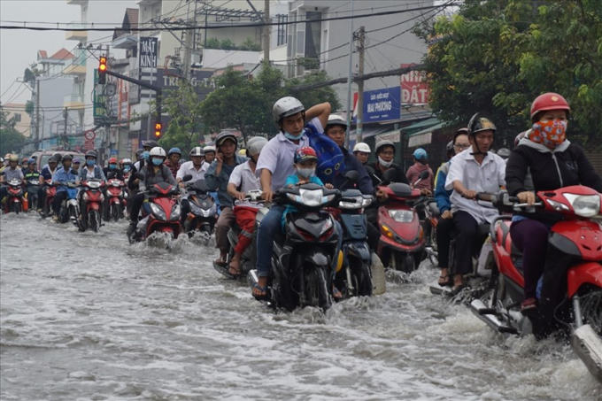 Đường Huỳnh Tấn Phát thường xuyên ngập nặng do mưa và triều cường. Ảnh: M.Q