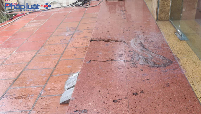 "Bom" bẩn gồm mắm tôm, dầu nhớt bị kẻ xấu ném vào cửa hàng gia đình chị Thủy. (Ảnh: A.Thắng)