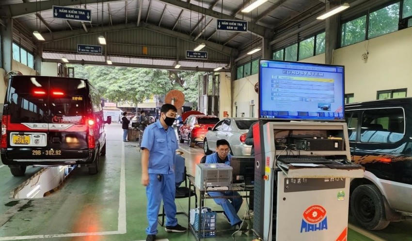 Kỹ thuật viên một số trung tâm đăng kiểm đang kiểm tra và cấp giấy chứng nhận đăng kiểm điện tử.