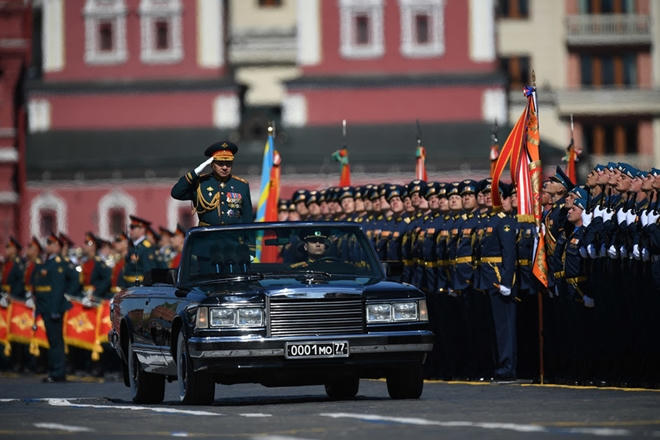 Bộ trưởng Quốc phòng Nga Sergei Shoigu duyệt đội hình hơn 10.000 binh sĩ Nga chuẩn bị cho Lễ duyệt binh mừng chiến thắng.