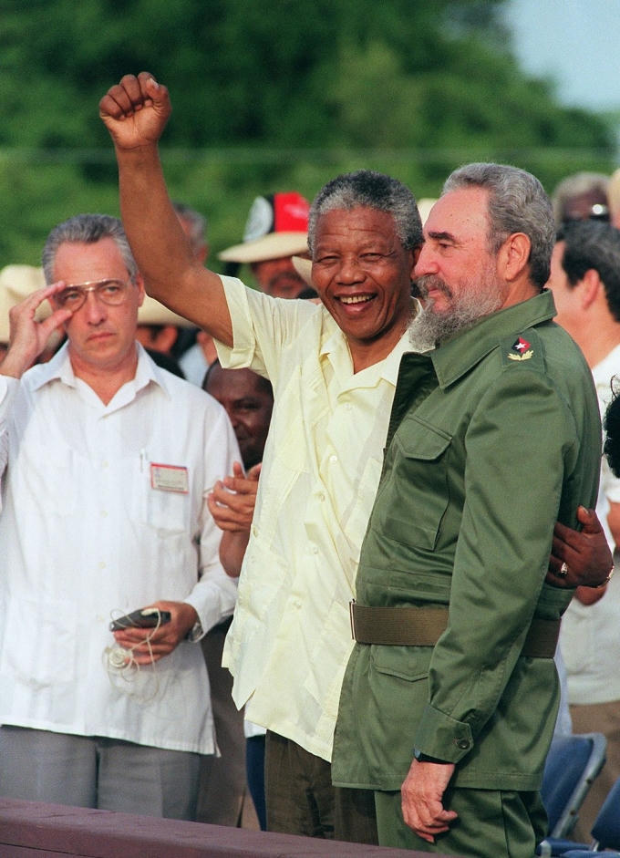 Fidel Castro chụp hình lưu niệm cùng Nelson Mandela năm 1991 ở Matanzas. (Ảnh: Getty)