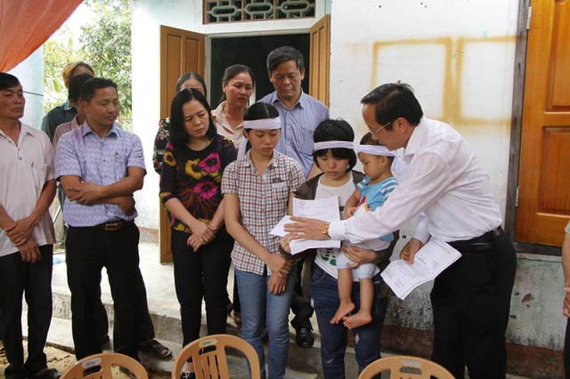 Ông Đặng Ngọc Sơn, Phó Chủ tịch UBND tỉnh Hà Tĩnh, trao thư khen và quà của Chủ tịch nước cho em Nguyễn Thị Sáng và gia đình. (Ảnh: Xuân Sinh)