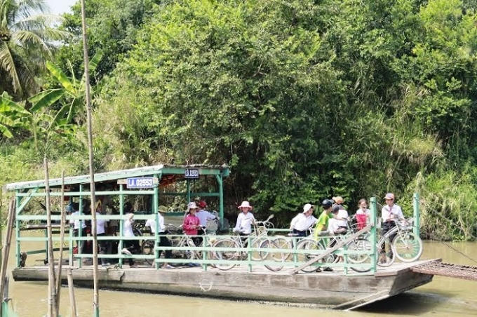 Những em học sinh phải đi phà qua bên kia sông để đi học.