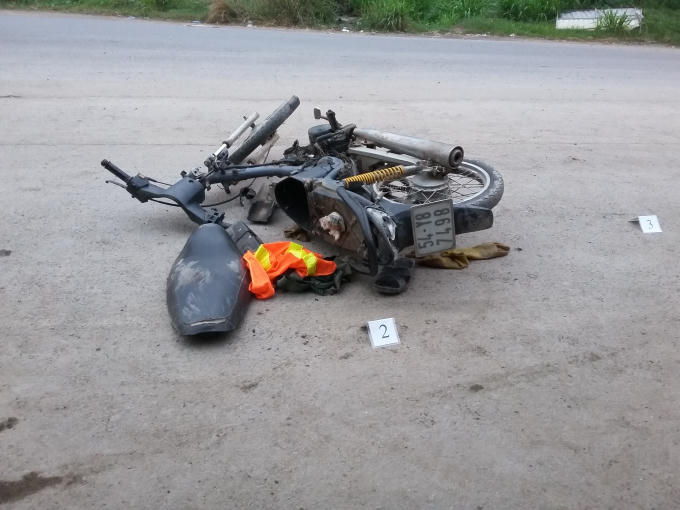 Tr&ecirc;n xe nam thanh ni&ecirc;n n&agrave;y c&oacute; chiếc &aacute;o dạ quang, c&oacute; thể người n&agrave;y l&agrave;m c&ocirc;ng nh&acirc;n ở c&ocirc;ng tr&igrave;nh gần đ&oacute;.