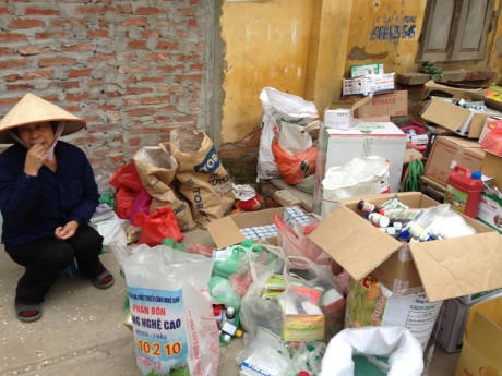 Nhiều điểm bán thuốc bảo vệ thực vật nằm xen kẽ trong khu dân cư. Ảnh- Thanh niên