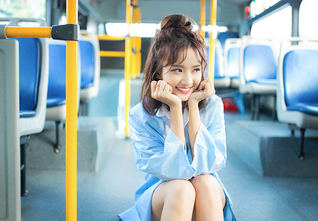 Nhờ những hình ảnh này được lan toả, Thanh Vy có thêm biệt danh "thiên thần xe buýt". Dưới đây là trọn bộ ảnh mà Thanh Vy đã thực hiện với nhiếp ảnh Nguyễn Nhi đang được cộng đồng mạng quan tâm.