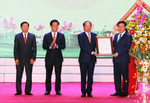 Phó Thủ tướng Chính phủ Vương Đình Huệ thay mặt Thủ tướng Chính phủ trao Quyết định số 175/QĐ-TTg ngày 13/2/2019 công nhận TP Hà Tĩnh là đô thị loại II trực thuộc tỉnh