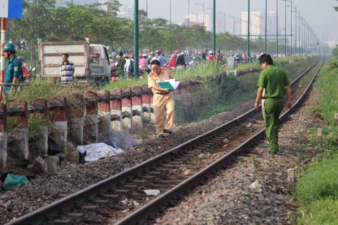 Công an khám nghiệm hiện trường.