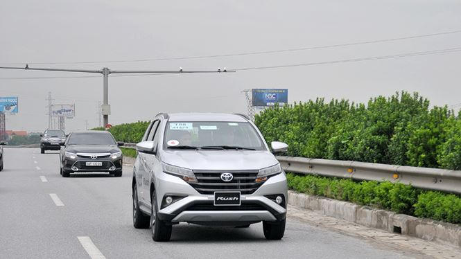 Toyota Rush xuất hiện lần đầu tiên tại Việt Nam thuộc phân khúc mới, lai giữa crossover và MPV, cạnh tranh trực tiếp với Mitsubishi Xpander. Xe chỉ có duy nhất phiên bản 1.5 AT với giá bán 668 triệu đồng.