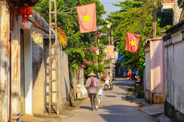 Trong vài năm gần đây, làng Cựu trở nên nổi tiếng nhờ xuất hiện trong rất nhiều bộ phim truyền hình nổi tiếng như phim: Bến Không Chồng, Người Phán Xử,... Hiện tại, nghề may của làng cũng bị mai một, người làng Cựu chủ yếu nhận gia công những bộ vest hoặc trang phục công sở đại trà.