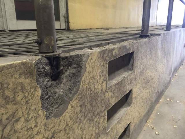 Việc bong tróc xảy ra ở nhiều trụ lan can khác nhau.