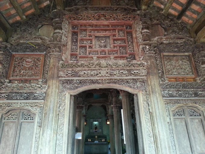 Các đường nét chạm trổ trên gỗ rất tinh sảo tồn tại cho đến tận ngày nay.