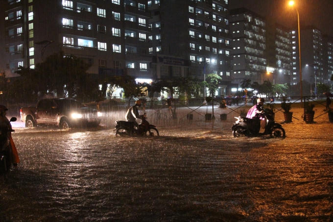 Do ngập nước sâu hơn 0,5m khiến nhiều xe máy của sinh viên bị chết máy. Nhiều bạn bì bõm dắt bộ dưới mưa sau giờ học để về Kí túc xá.