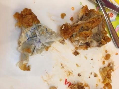 1. Gà rán có vật lạ (nguồn: kienthuc.net).