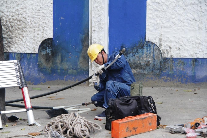 Nhận viên điện lực khắc phục sự cố.