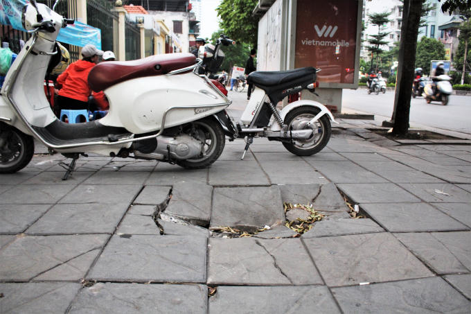 Vỉa vừa đưa v&agrave;o sử dụng đ&atilde;... vỡ tan!